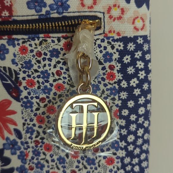 NWT Tommy Hiflinger Cottage Floral Crossbody Athleisure Bag With Charm - Picture 3 of 13